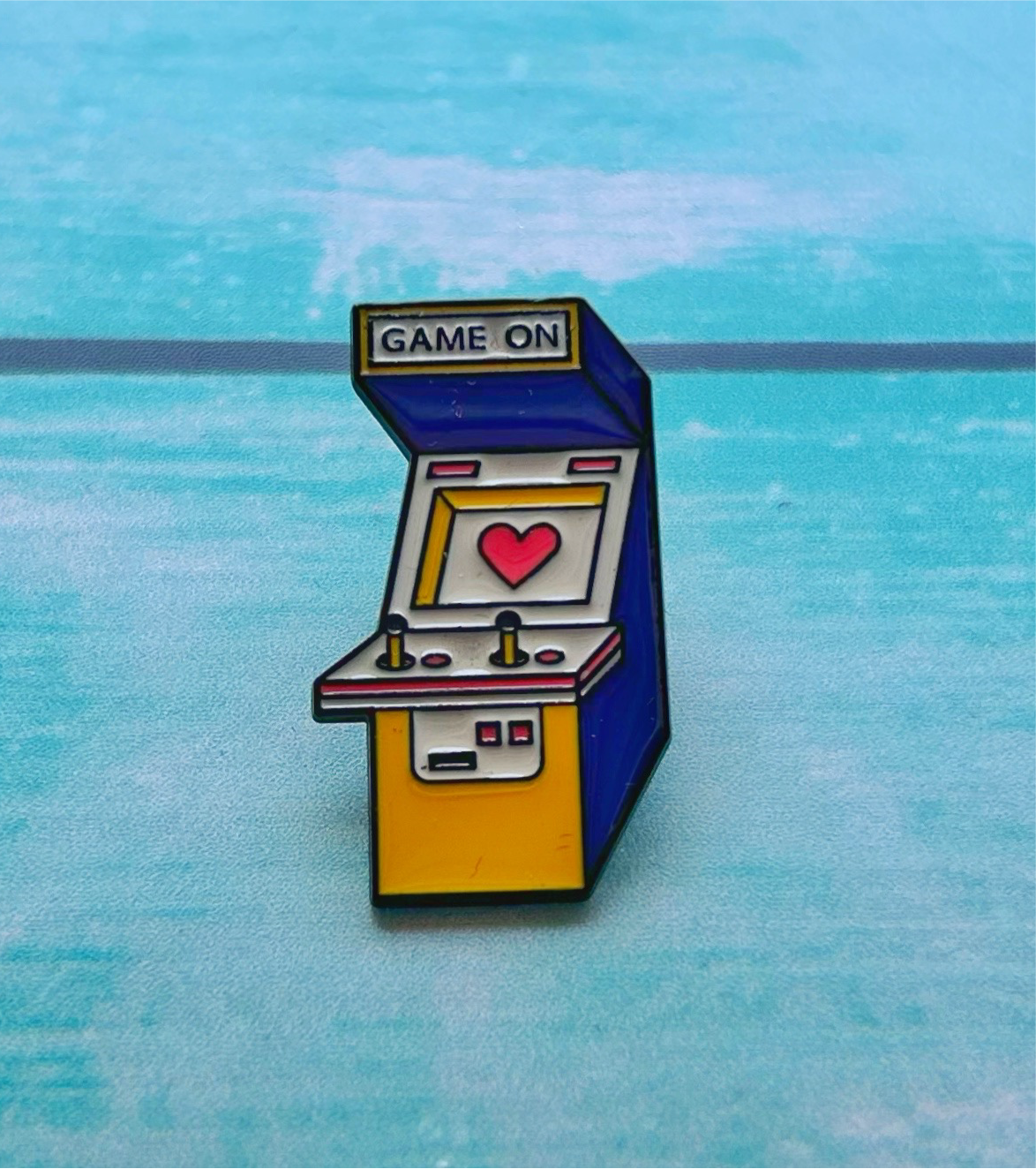 Pin Videojuego azul