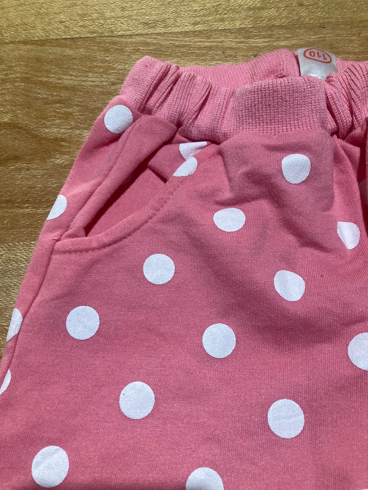 Pantalón rosado lunares blancos